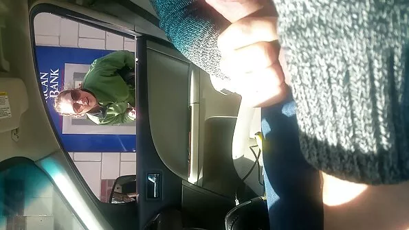 Atraktiivne tumedajuukseline tibi keppib oma sõbra meest.
