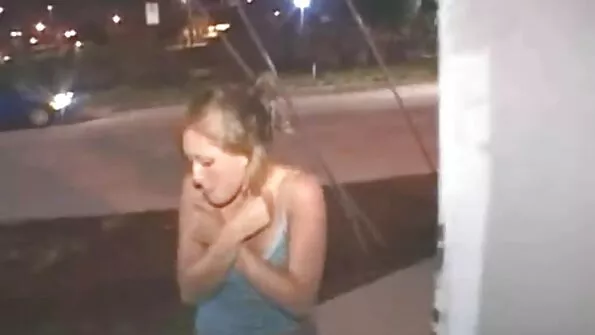 Naughty daam keppib kirglikult massaažilaual.