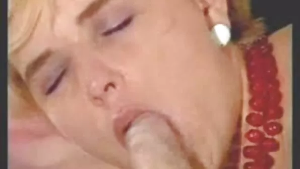 See sisestab sügavamale blondi siledasse kiisu.