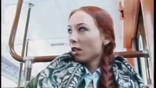 Beib puudutab oma vitsat, lamades oma lemmikvoodil.