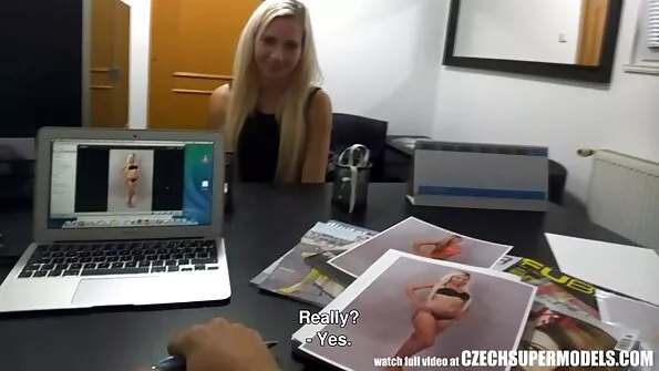 Blond seksib küpse mehega.
