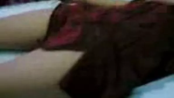 Naine raseerimata kiisuga viib end orgasmini.