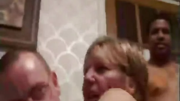 Curly ulakas tüdruk fucks suur dildo.
