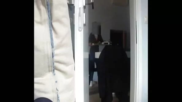 Vend luuras jultunult duši all oma vanemat õde ja keppis teda.