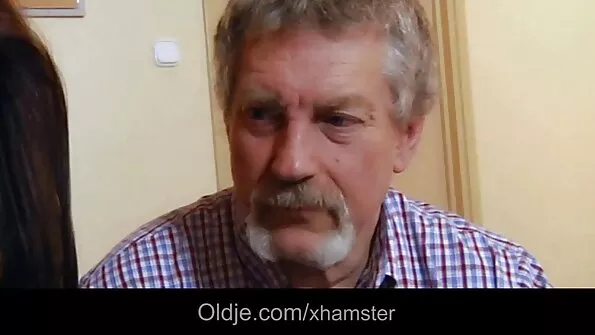 Pesapallimütsis kange mees toitis tüdrukut riistaga.