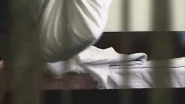 Mustajuukseline printsess lakub kaunilt kukke.