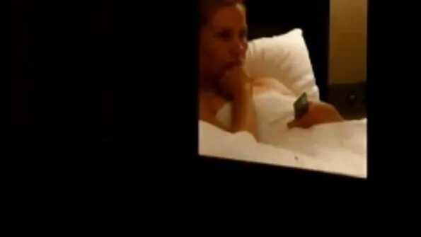 Tüdruk rõõmustas meest oma suuga töötoas.