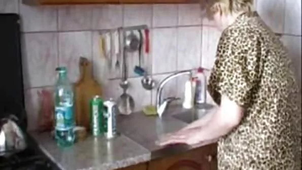 Lämbe brünett imeb ja silitab kambris süüdimõistetu raseeritud peenist.