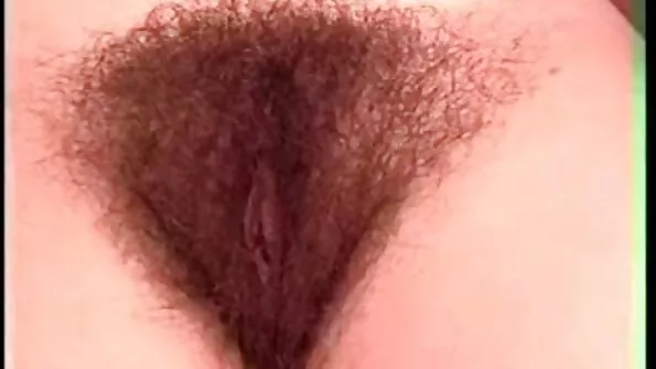 Mahlase seksi armastaja keppib sitapea mulatti kõigis pragudes.