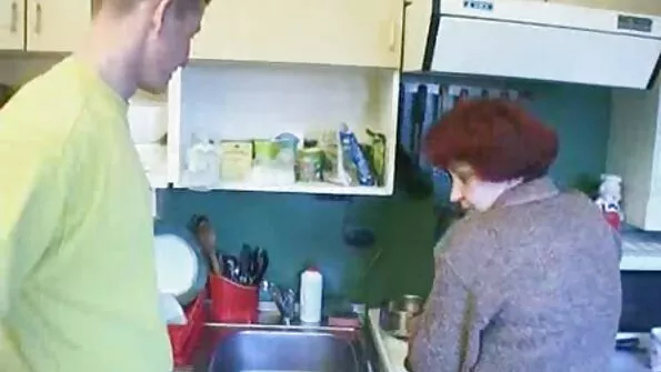 Premeeris tüdrukuid oma riistaga ja persses nende kiisud.