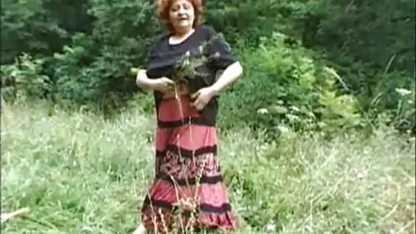 Tüdruku tuppe piinab tohutu peenisega prillidega kutt.