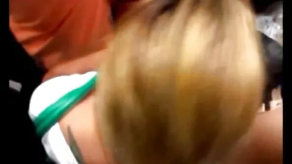 Suurepärane tibu imeb hoolikalt riista.