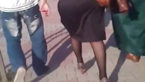 Rinnakas imeb riista oma labase suuga.