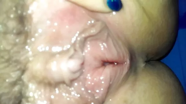 Hella ja seksikas neiu võttis massööri suhu.