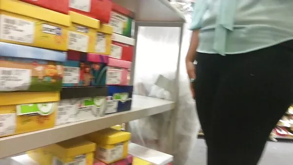 Elav poiss keppis kirglikult jalgratturit.