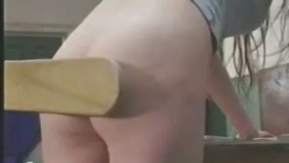 Poiss keppib suurejoonelist blondiini naljakal moel.