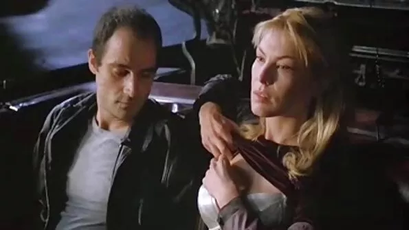 Seksikas tibi masturbeerib isa kabinetis.