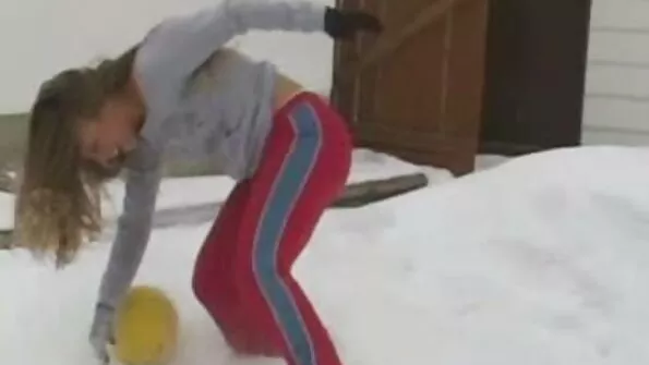 Põnev režissöör keppib rahulolevat tüdrukut.
