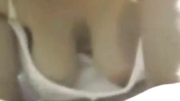 Klaasist mänguasjaga tüdruk, kes sõrmitseb oma vitsi.