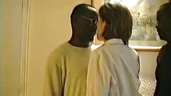 Seksikas ja noor nõustus võtma riista tagumikku.