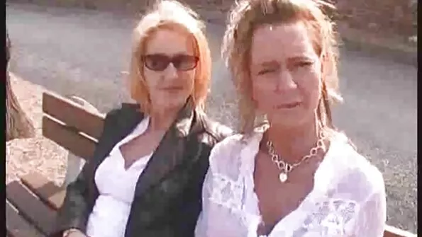 Valgetes sukkades blondiin hõõrub härrasmehele kiisu näkku.
