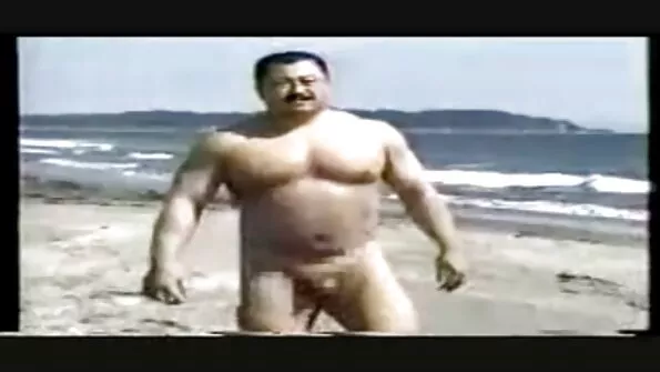 Suure riistaga härrasmees persses kaunitari voodis.
