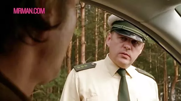 Suudleb õrnalt rindu ja kortsutab blondiini kiisu.