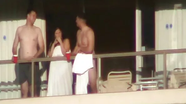 Blond emane lakub peenise pead ja masseerib munandit.