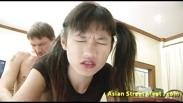 Persses sitapea kurgus ja müts diivanil.