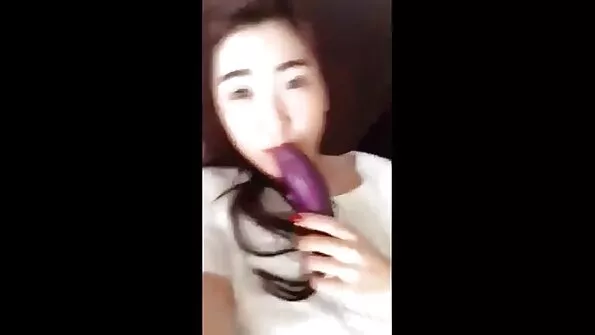 Tüdruk kingib paksule mehele raseeritud kiisu.