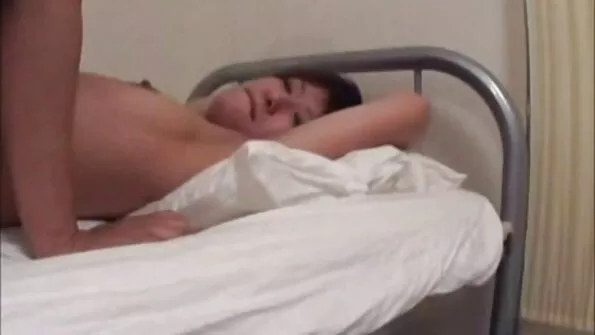 Äsja vermitud härrasmees tahab tüdruku tagumikku lõdvestada.