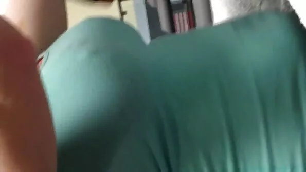 Häbematu punapea neelab kõva riista.