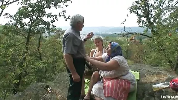 Mustakarvaline metsaline imes erutatud peenist suuga.