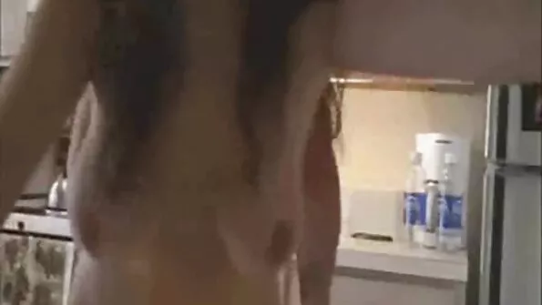Võluv daam saab kiisu massaaži.