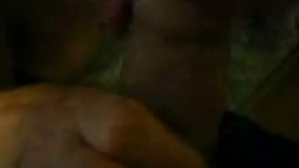 Peenike ulakas naine andis end armsale massöörile.