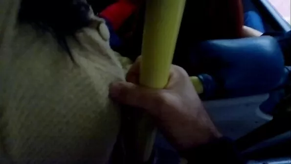Ema tõmbab oma kiisu maha, et kogeda orgasmi.