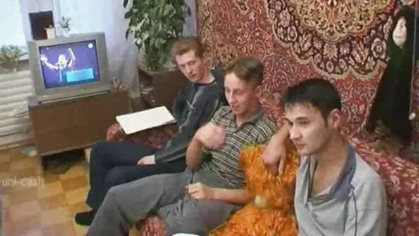Must mees keppib muljetavaldava peenisega valget litsat.