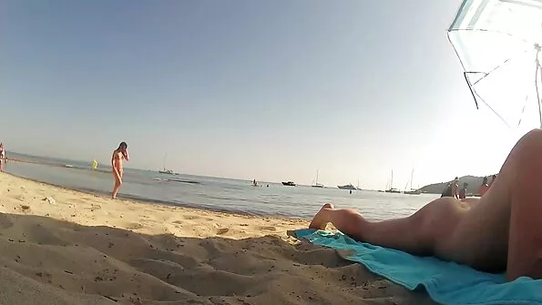 Võrksukkides tüdruk võtab suure luu suhu.