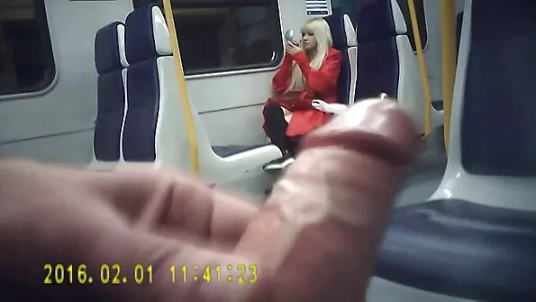 Ärritatud naine veeretas mustvalget suhu.