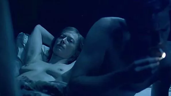 Austusväärne raamatupidaja võtab kolleegi suhu.