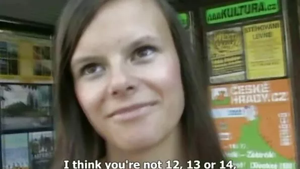 Väikeste rindadega tüdruk kingitakse oma kallimale suurele voodile.