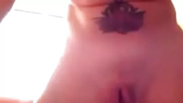 Noor daam võrgutas oma ema poiss-sõbra oma rindadega.