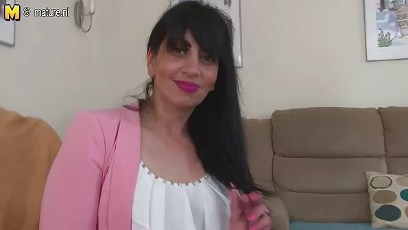 Blond nukk lubab end orgasmiga ja cums raskelt.