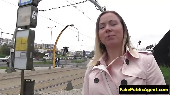 Castingul ei keeldunud küps noor daam riistast.