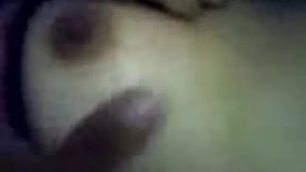 Mees pani musta poosi ja keppis teda kiisu ja suhu.