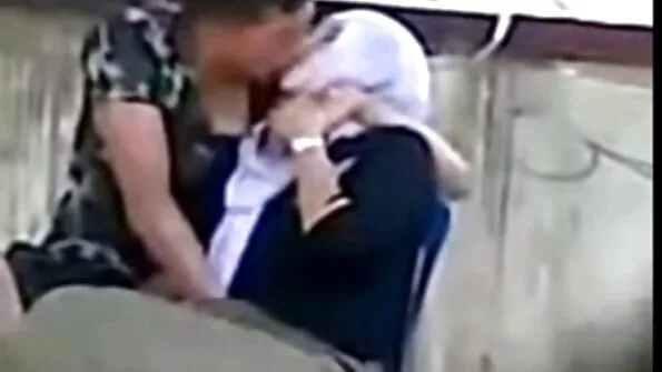 Tibu imeb ja masturbeerib riista koduvideo filmimise ajal.