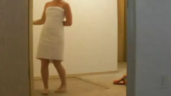 Mandunud isased jagasid tüdruku kaheks ja seksisid temaga hästi.